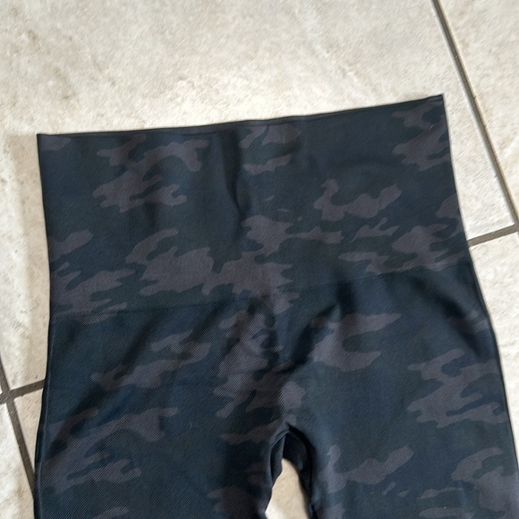 Spanx‎ Look At Me Now Cropped Leggings Camouflage - Picture 2 of 11